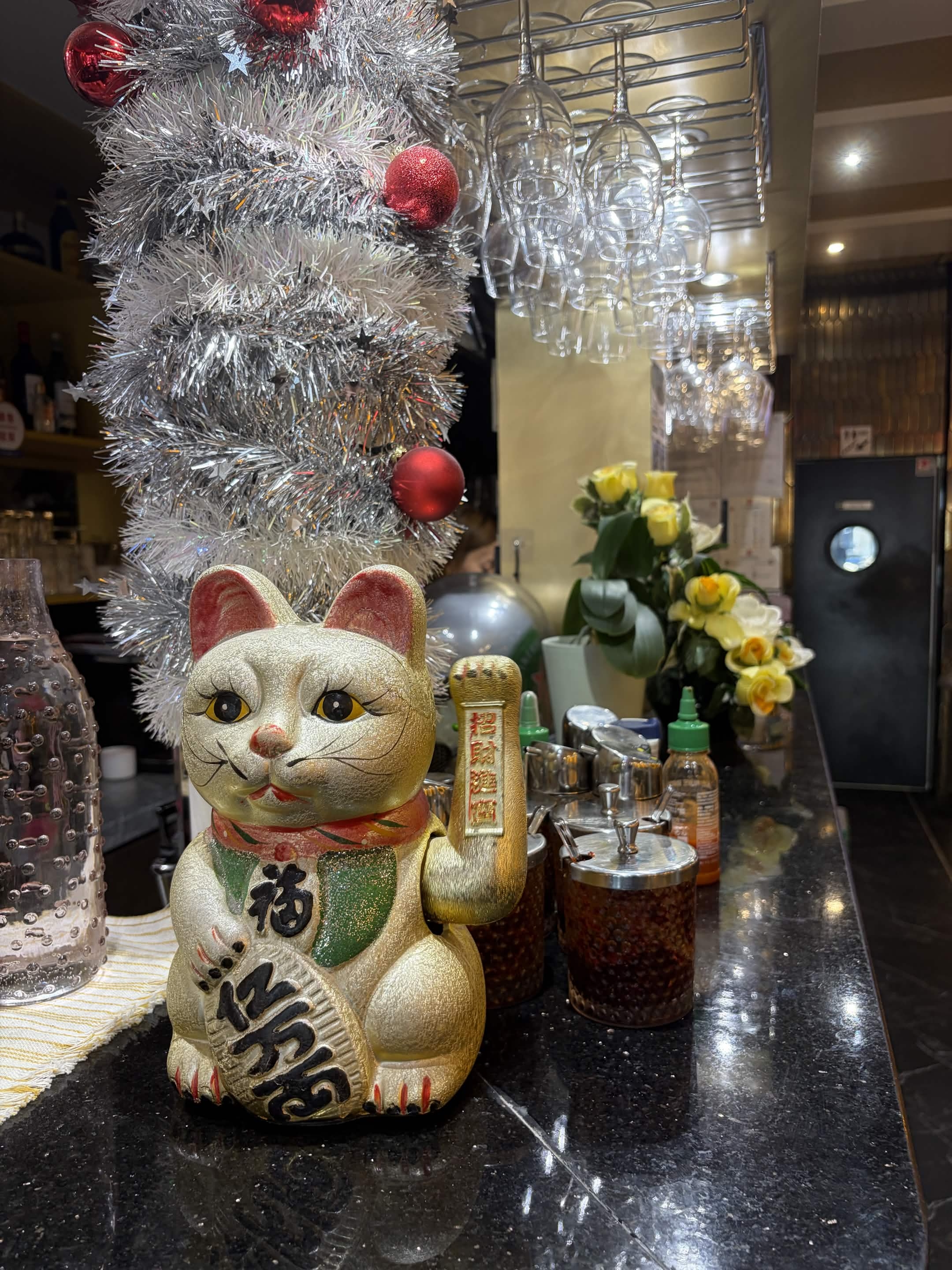 Maneki-neko doré sur le comptoir