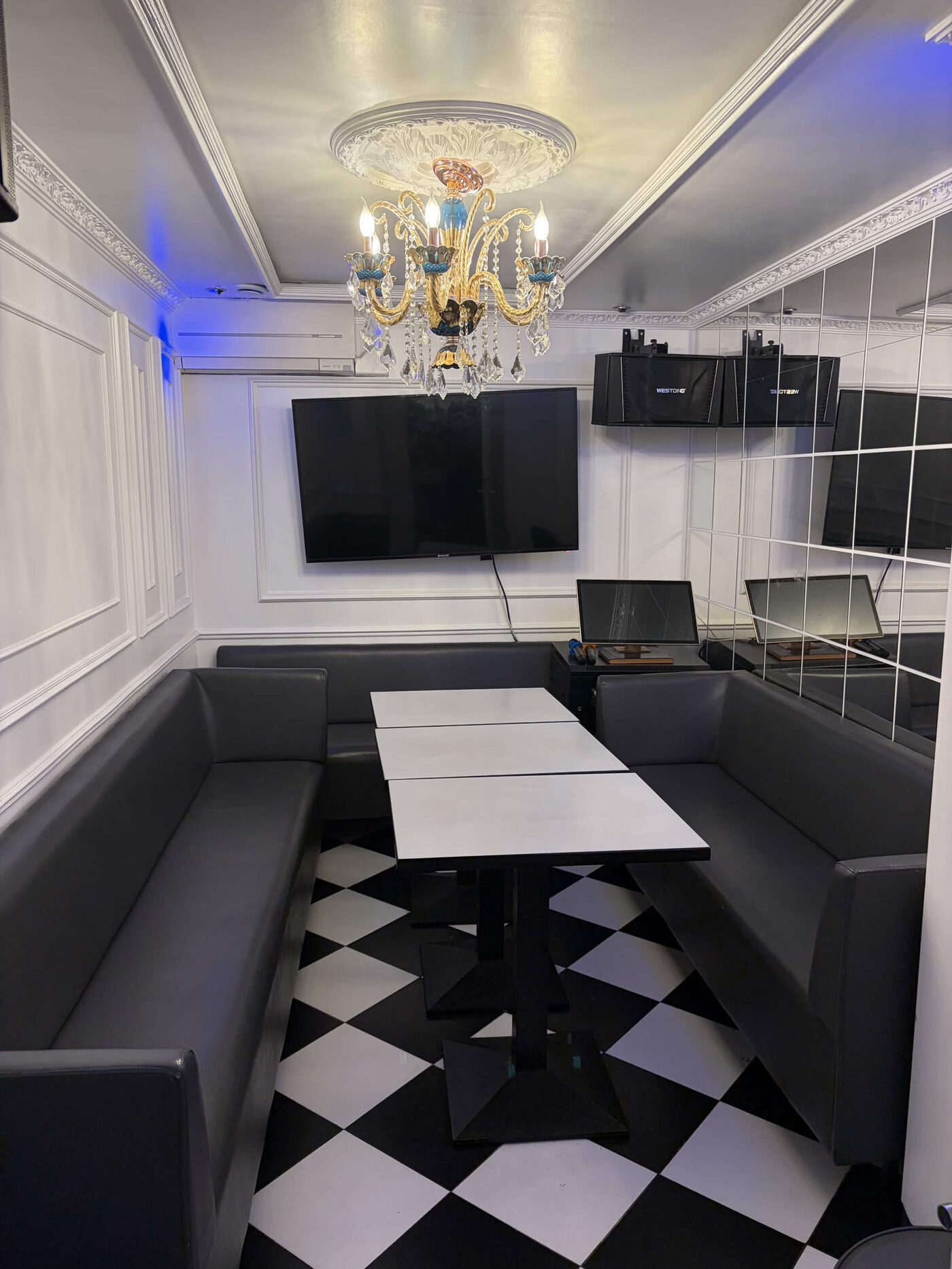 Salon Jade — salon privé avec lustre