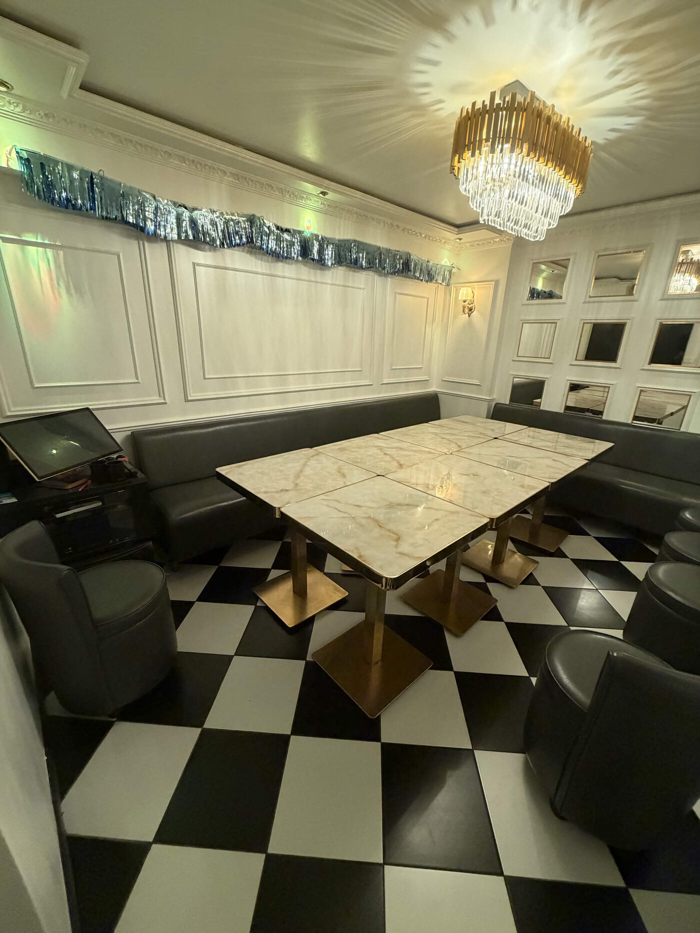 Salon Rubis — table en marbre et banquette