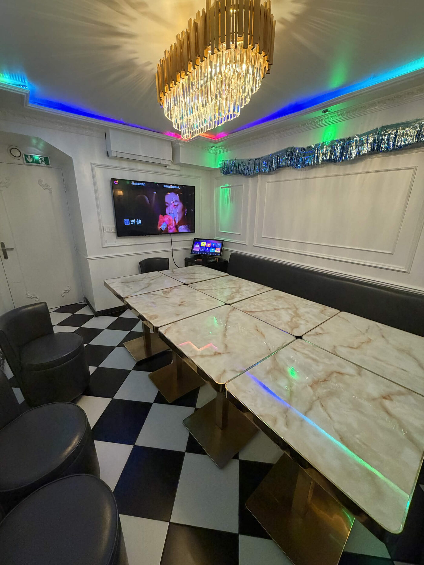 Salon Rubis — salon privé avec lustre et lumière bleue