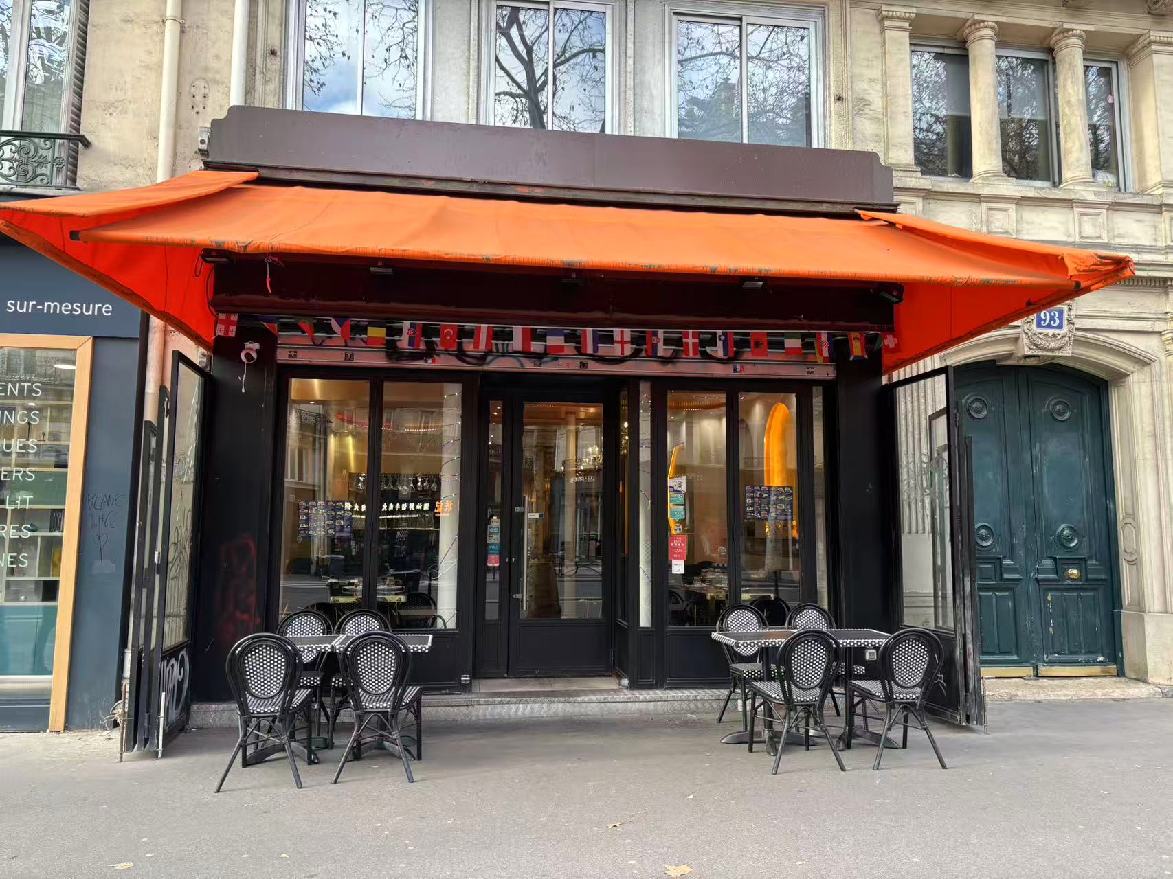 Vitrine du Restaurant Le 831, dans le boulevard Sebastopol à Paris 2